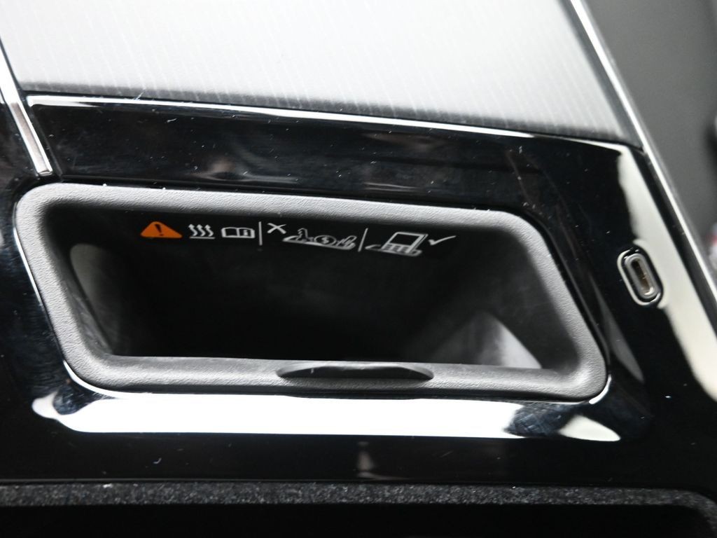 Cadillac LYRIQ Vehicle Full-screen Gallery Image 18