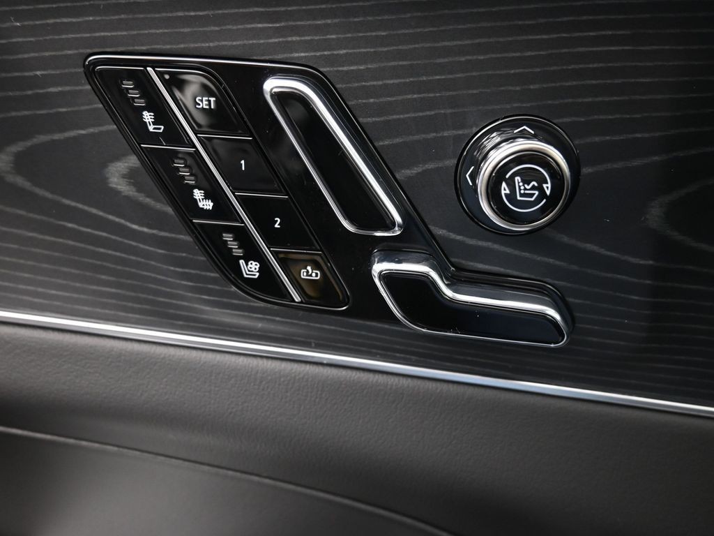 Cadillac LYRIQ Vehicle Full-screen Gallery Image 20