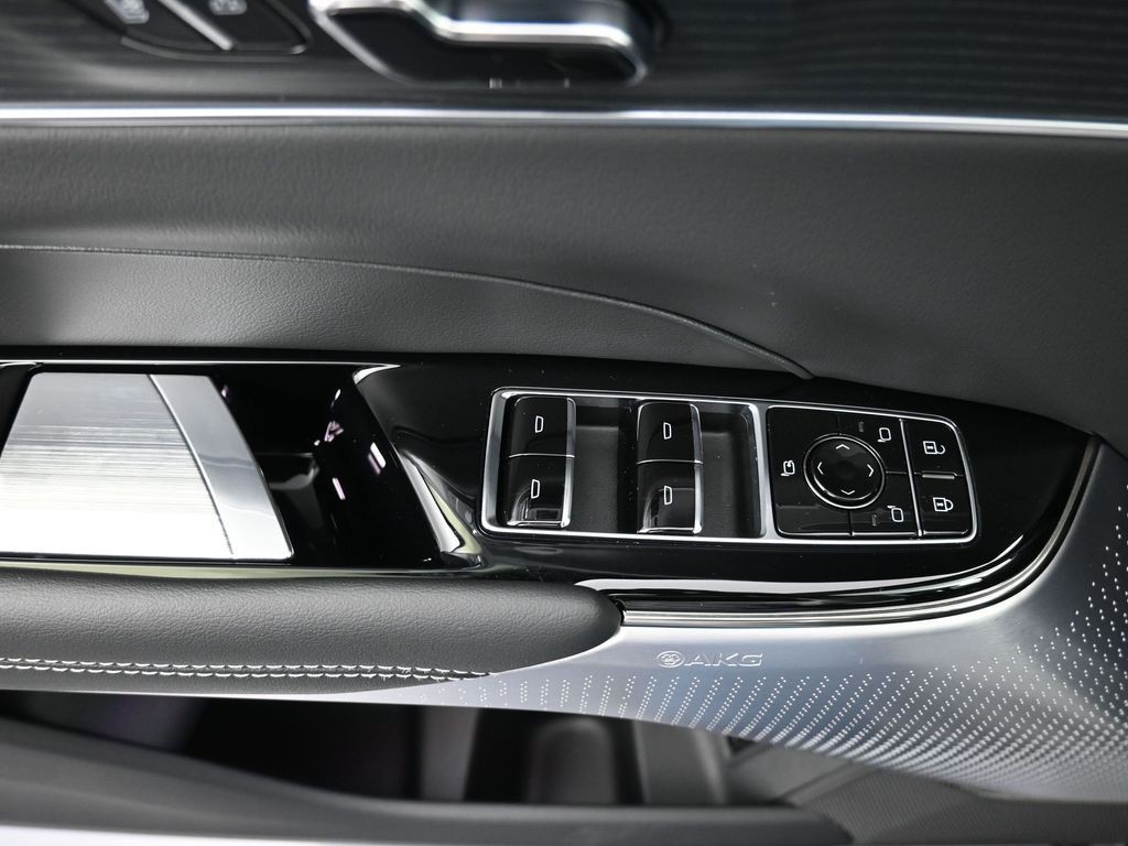 Cadillac LYRIQ Vehicle Full-screen Gallery Image 21