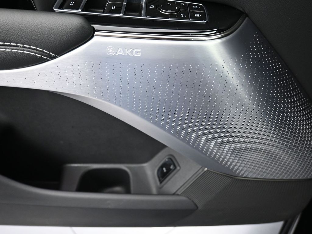 Cadillac LYRIQ Vehicle Full-screen Gallery Image 22