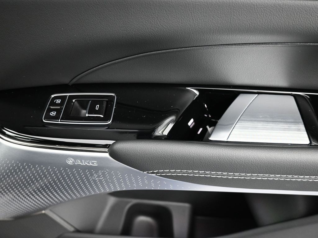 Cadillac LYRIQ Vehicle Full-screen Gallery Image 25