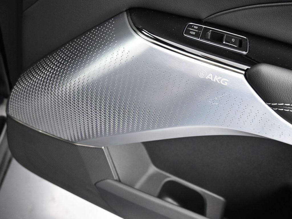 Cadillac LYRIQ Vehicle Full-screen Gallery Image 26