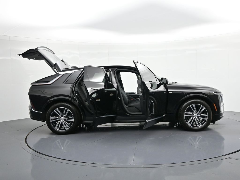 Cadillac LYRIQ Vehicle Full-screen Gallery Image 35