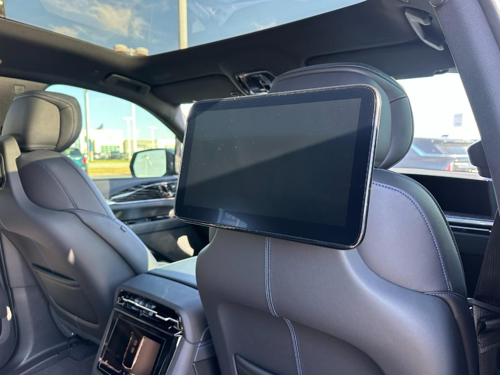 Cadillac Escalade IQL Vehicle Full-screen Gallery Image 5