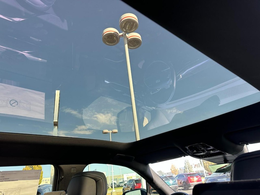 Cadillac Escalade IQL Vehicle Full-screen Gallery Image 8