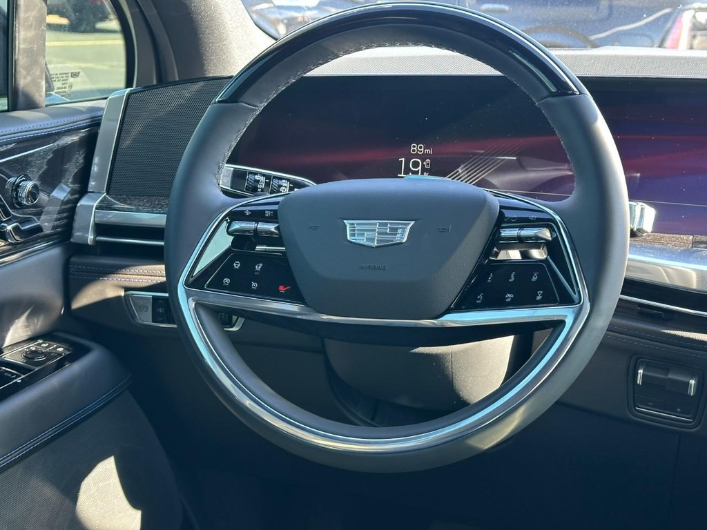 Cadillac Escalade IQL Vehicle Full-screen Gallery Image 11