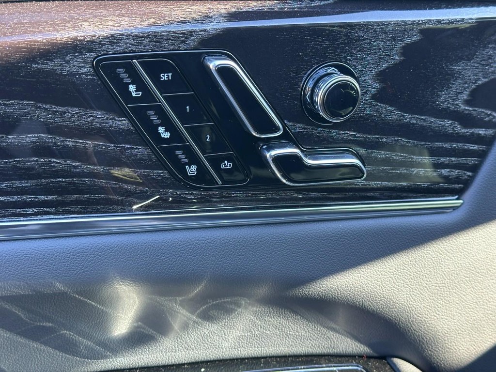 Cadillac Escalade IQL Vehicle Full-screen Gallery Image 13