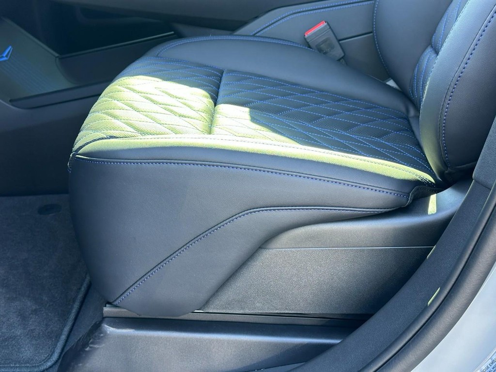 Cadillac Escalade IQL Vehicle Full-screen Gallery Image 14