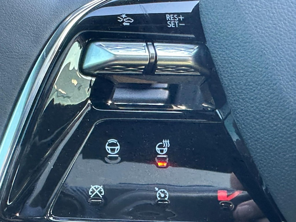 Cadillac Escalade IQL Vehicle Full-screen Gallery Image 15