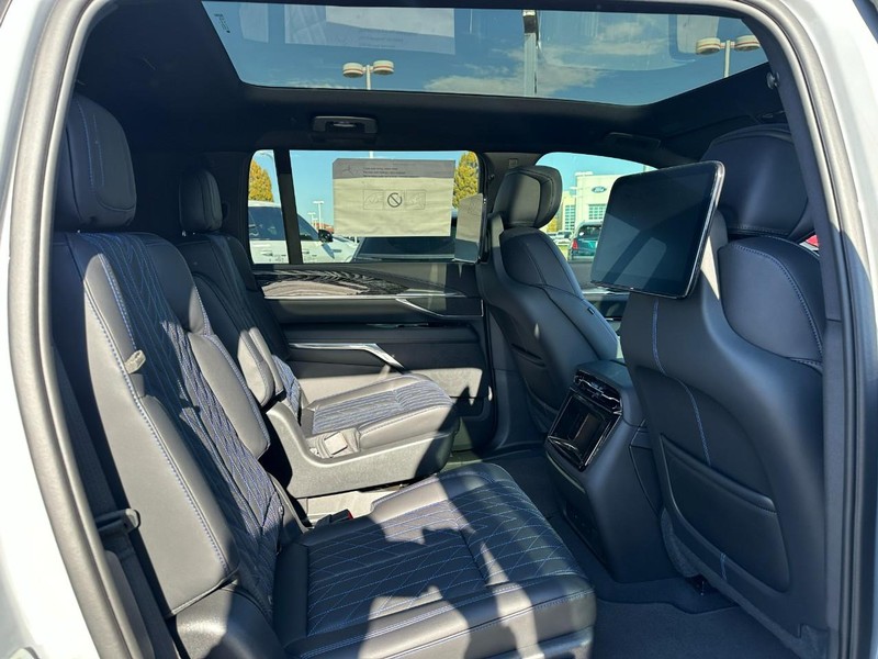 Cadillac Escalade IQL Vehicle Full-screen Gallery Image 4