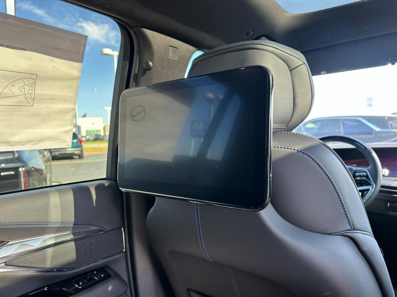 Cadillac Escalade IQL Vehicle Full-screen Gallery Image 6