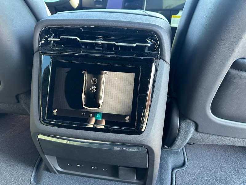 Cadillac Escalade IQL Vehicle Full-screen Gallery Image 7