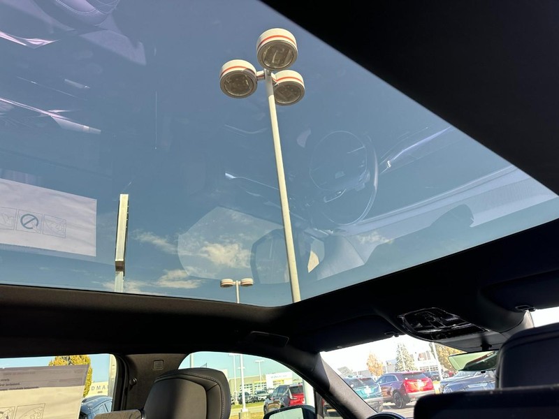 Cadillac Escalade IQL Vehicle Full-screen Gallery Image 8