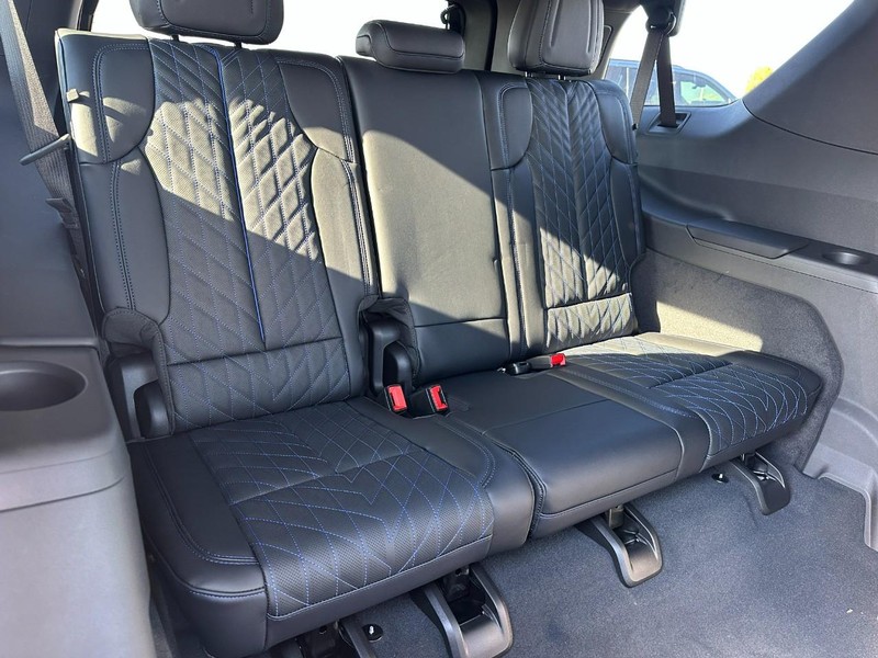 Cadillac Escalade IQL Vehicle Full-screen Gallery Image 9