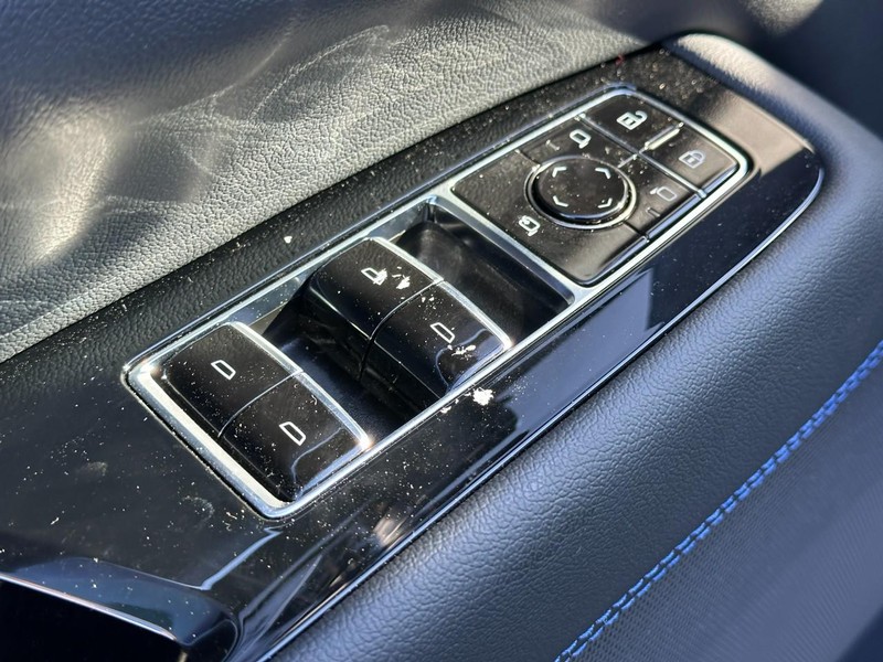 Cadillac Escalade IQL Vehicle Full-screen Gallery Image 12