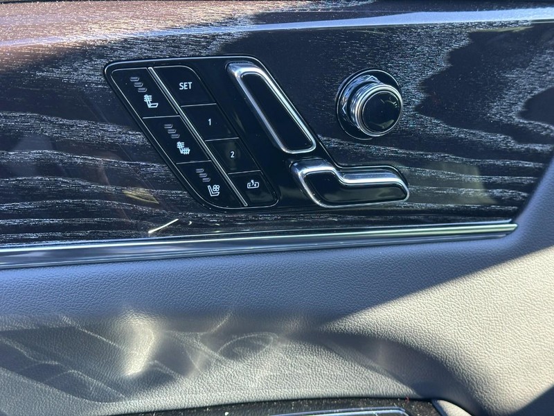 Cadillac Escalade IQL Vehicle Full-screen Gallery Image 13