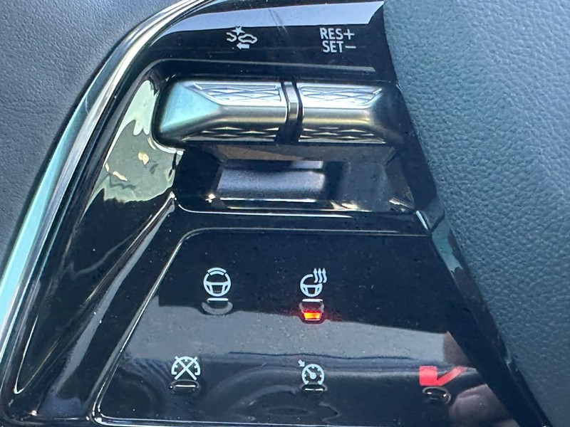 Cadillac Escalade IQL Vehicle Full-screen Gallery Image 15