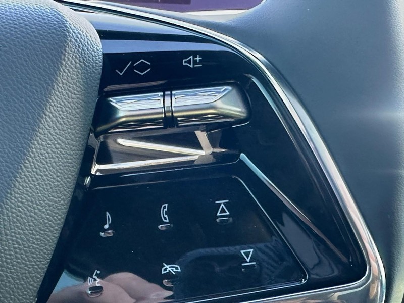 Cadillac Escalade IQL Vehicle Full-screen Gallery Image 16