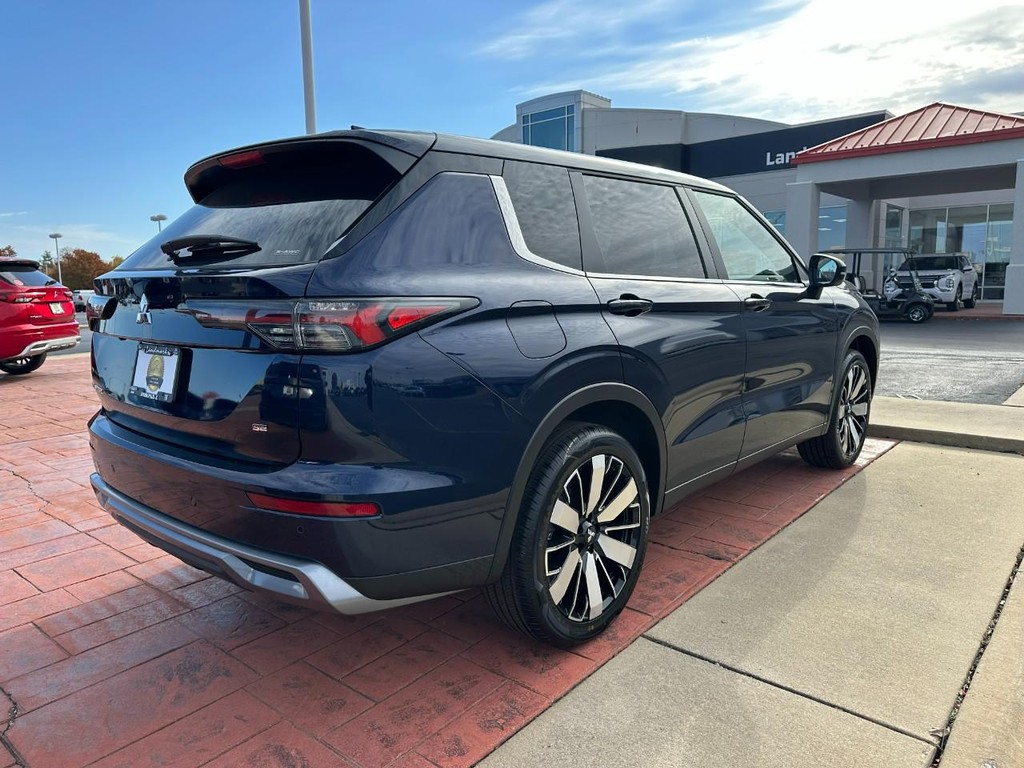 Mitsubishi Outlander Vehicle Full-screen Gallery Image 3