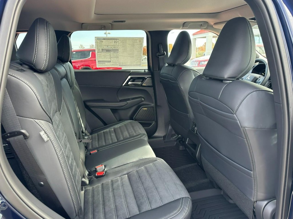 Mitsubishi Outlander Vehicle Full-screen Gallery Image 4