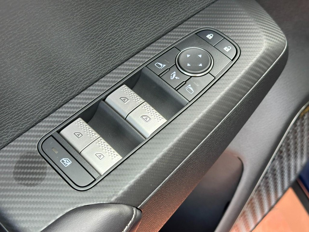 Mitsubishi Outlander Vehicle Full-screen Gallery Image 9