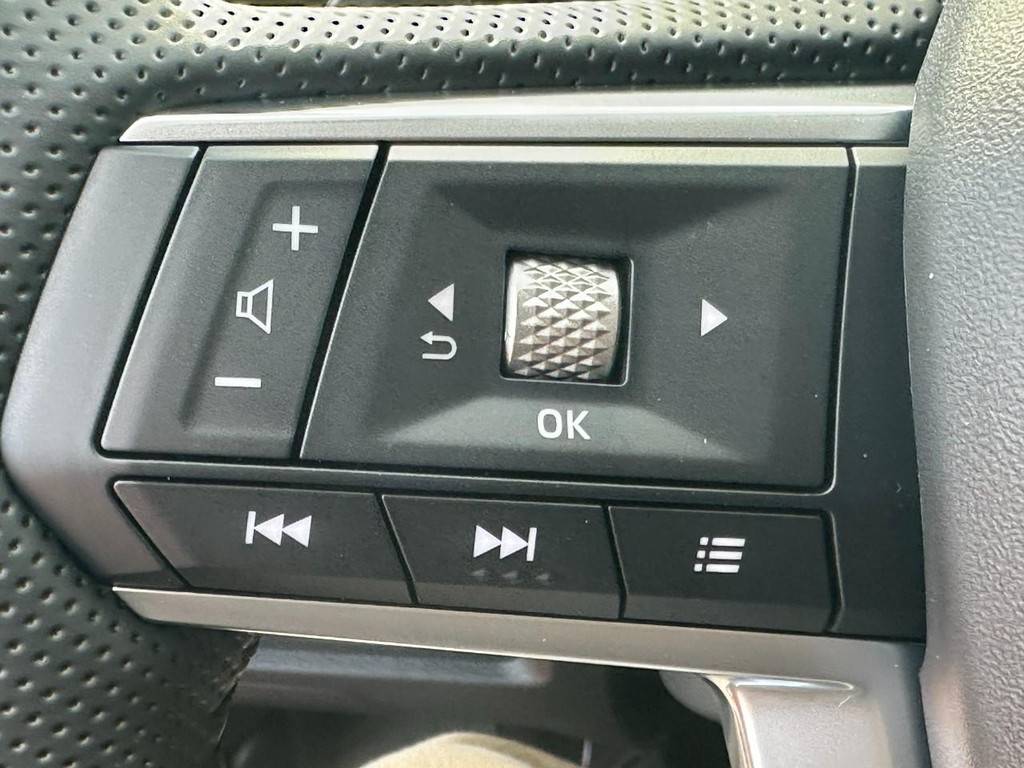 Mitsubishi Outlander Vehicle Full-screen Gallery Image 11