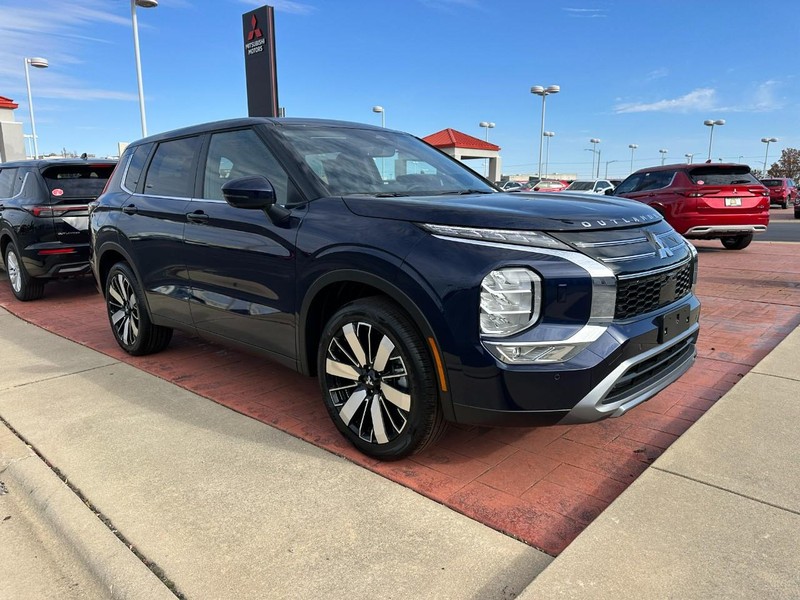 Mitsubishi Outlander Vehicle Full-screen Gallery Image 2