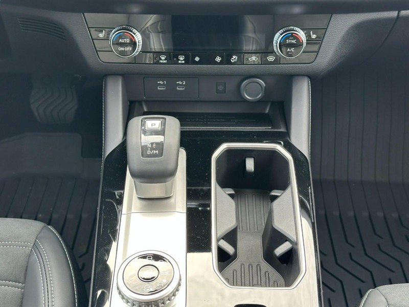 Mitsubishi Outlander Vehicle Full-screen Gallery Image 8