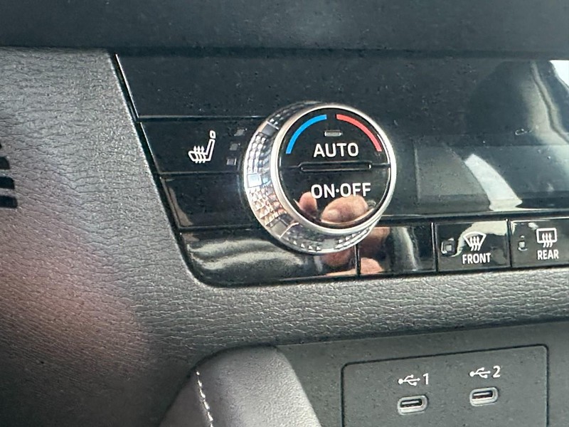 Mitsubishi Outlander Vehicle Full-screen Gallery Image 13