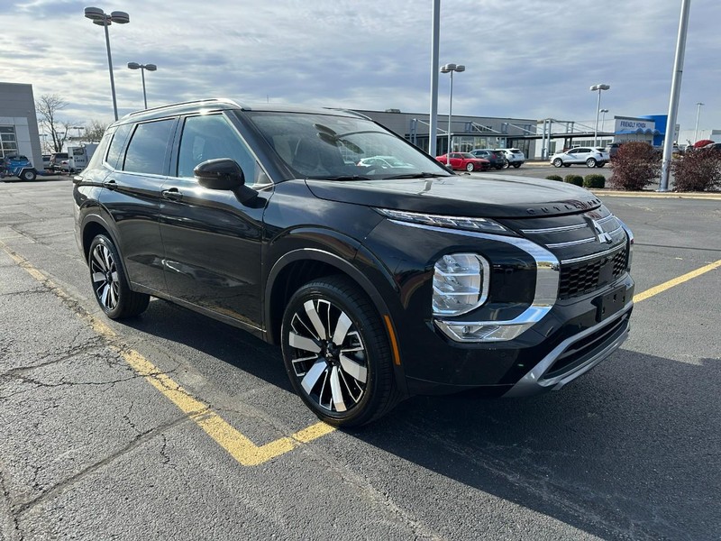 Mitsubishi Outlander Vehicle Full-screen Gallery Image 2