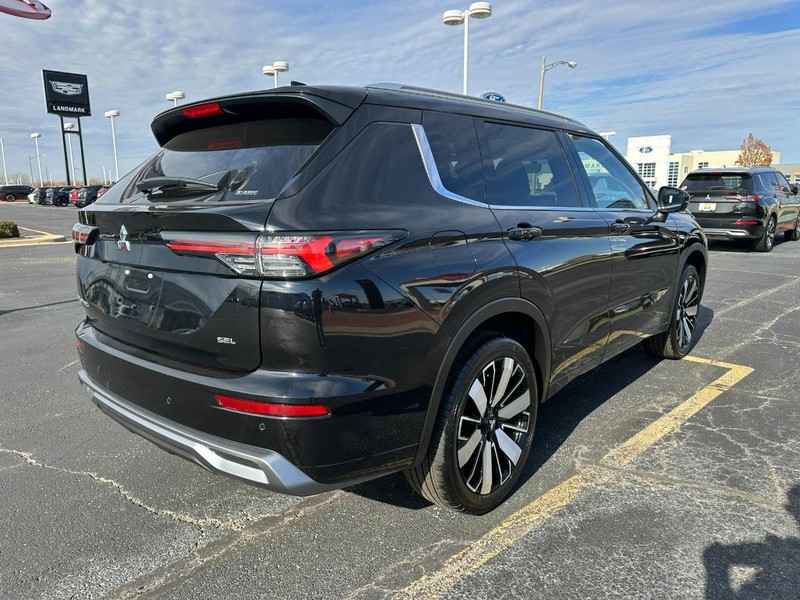 Mitsubishi Outlander Vehicle Full-screen Gallery Image 3