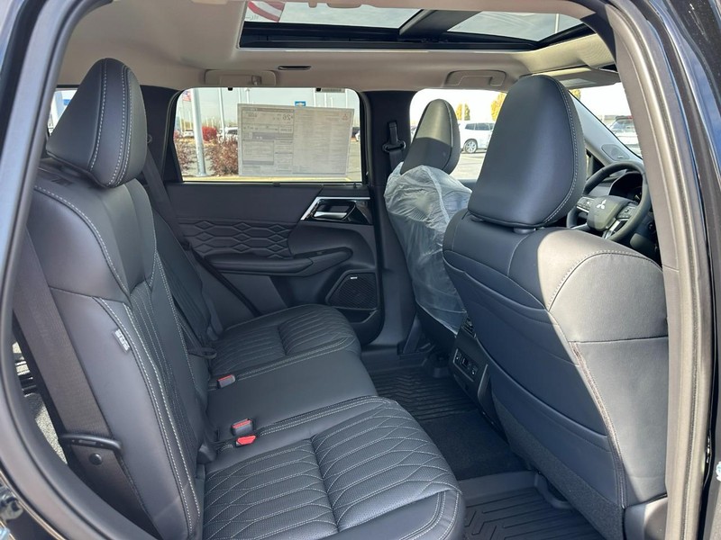 Mitsubishi Outlander Vehicle Full-screen Gallery Image 4