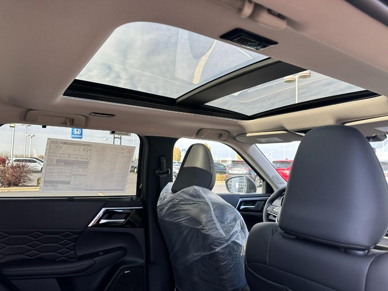 Mitsubishi Outlander Vehicle Full-screen Gallery Image 5