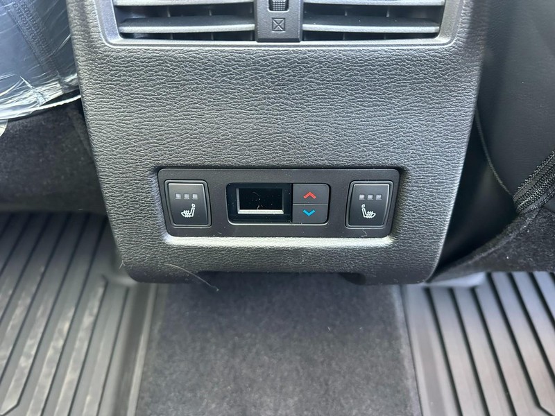 Mitsubishi Outlander Vehicle Full-screen Gallery Image 6