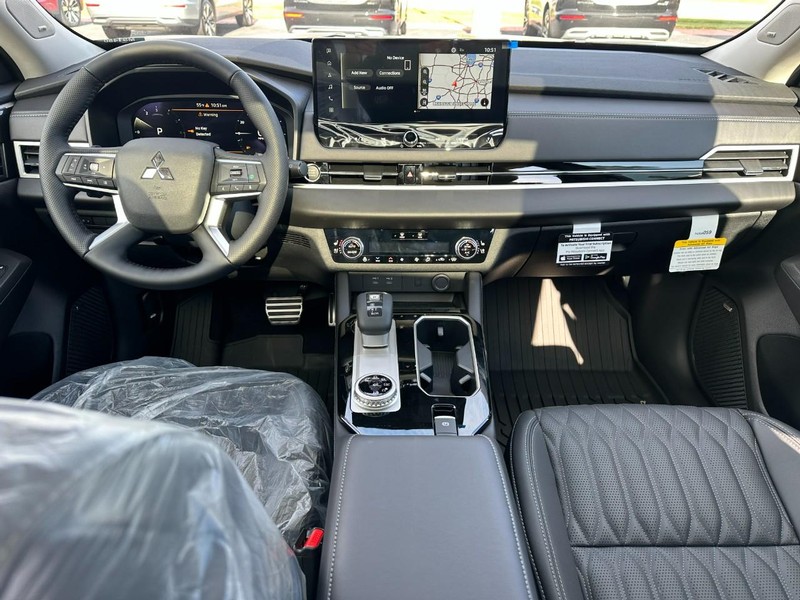 Mitsubishi Outlander Vehicle Full-screen Gallery Image 7