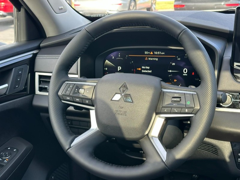 Mitsubishi Outlander Vehicle Full-screen Gallery Image 8
