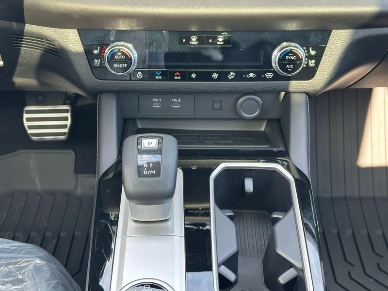 Mitsubishi Outlander Vehicle Full-screen Gallery Image 10