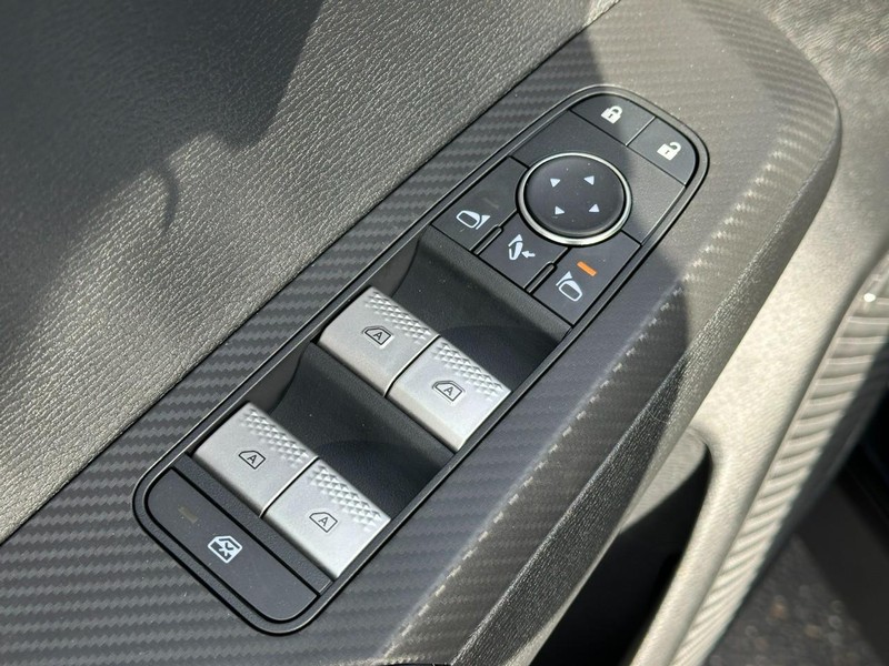 Mitsubishi Outlander Vehicle Full-screen Gallery Image 11