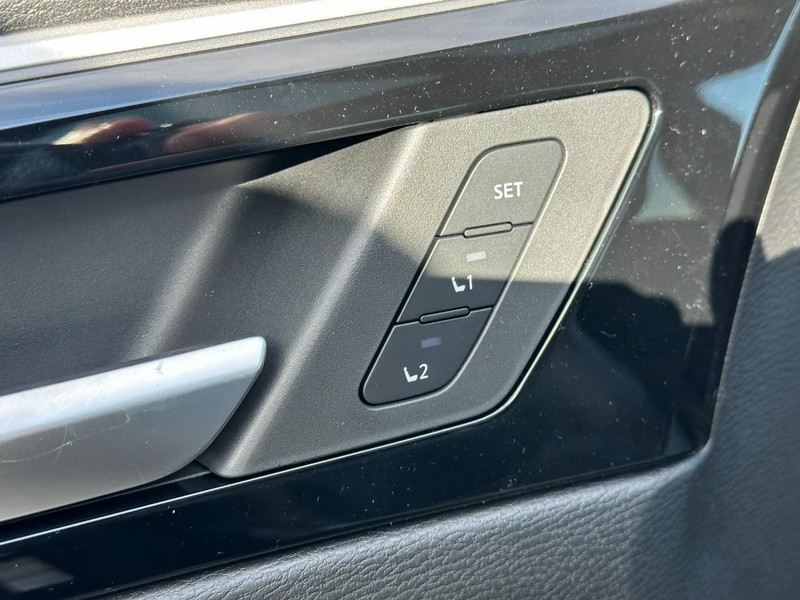 Mitsubishi Outlander Vehicle Full-screen Gallery Image 12