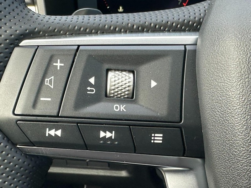 Mitsubishi Outlander Vehicle Full-screen Gallery Image 13