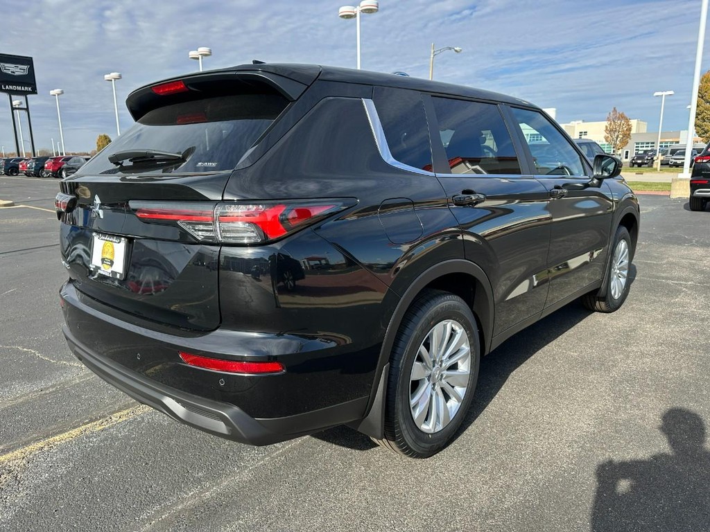 Mitsubishi Outlander Vehicle Full-screen Gallery Image 3