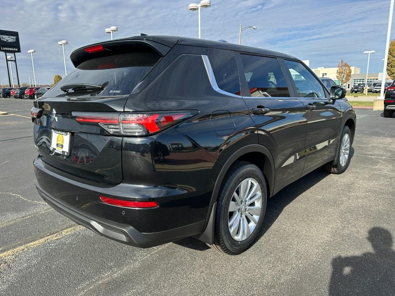 Mitsubishi Outlander Vehicle Full-screen Gallery Image 3