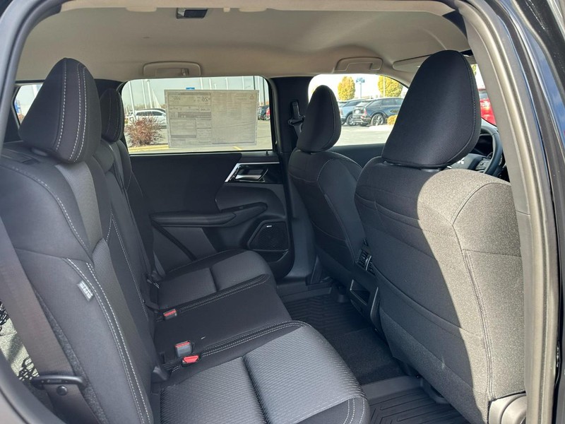 Mitsubishi Outlander Vehicle Full-screen Gallery Image 4