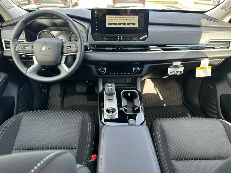 Mitsubishi Outlander Vehicle Full-screen Gallery Image 5