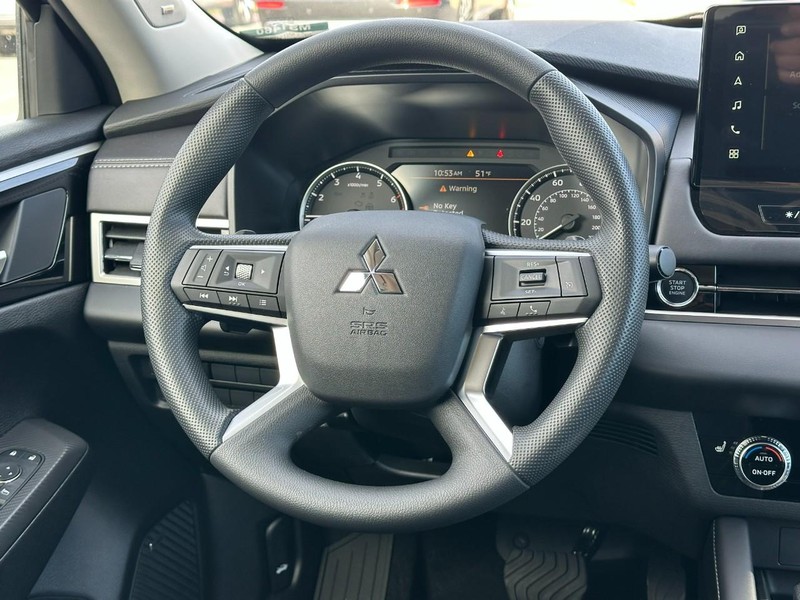 Mitsubishi Outlander Vehicle Full-screen Gallery Image 6