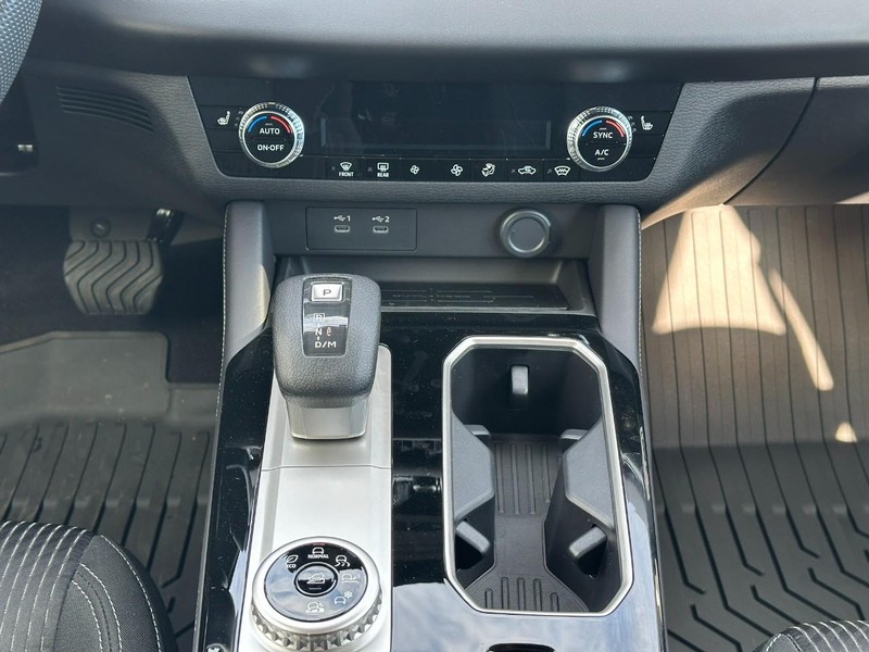 Mitsubishi Outlander Vehicle Full-screen Gallery Image 7