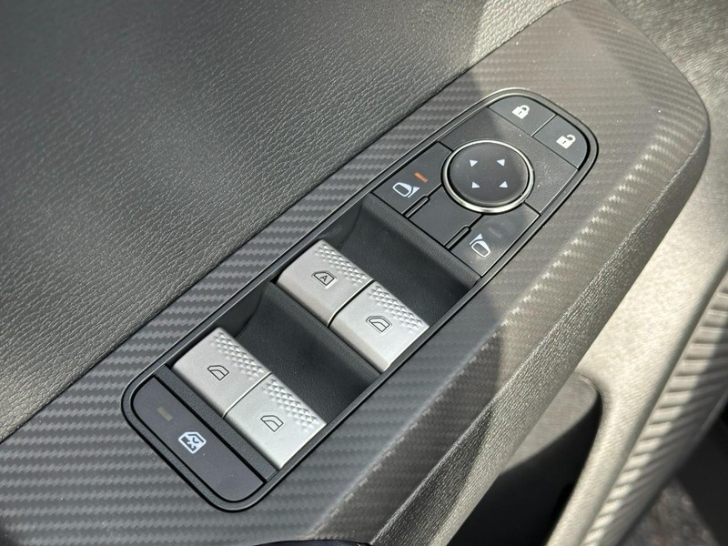 Mitsubishi Outlander Vehicle Full-screen Gallery Image 8