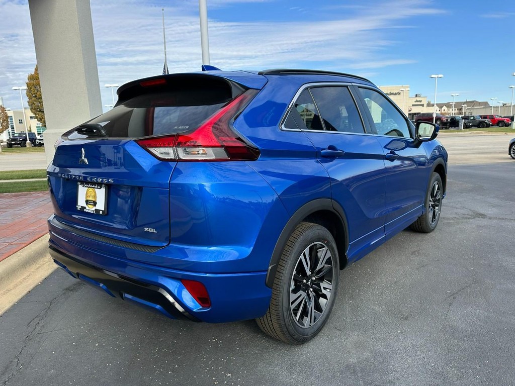Mitsubishi Eclipse Cross Vehicle Full-screen Gallery Image 3