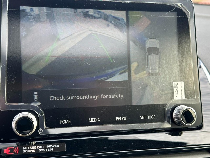 Mitsubishi Eclipse Cross Vehicle Full-screen Gallery Image 16