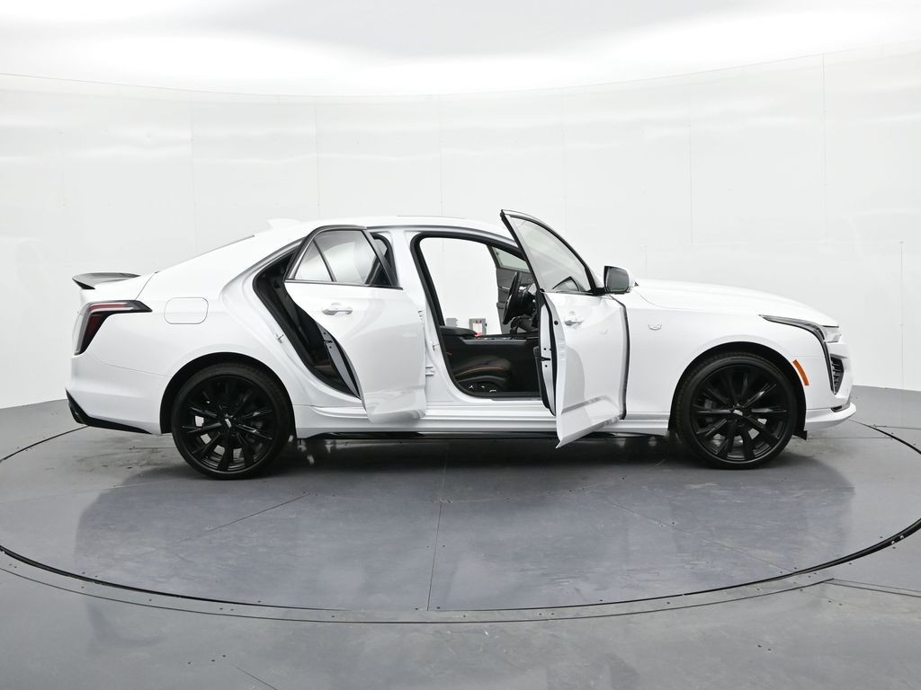 Cadillac CT4 Vehicle Full-screen Gallery Image 26